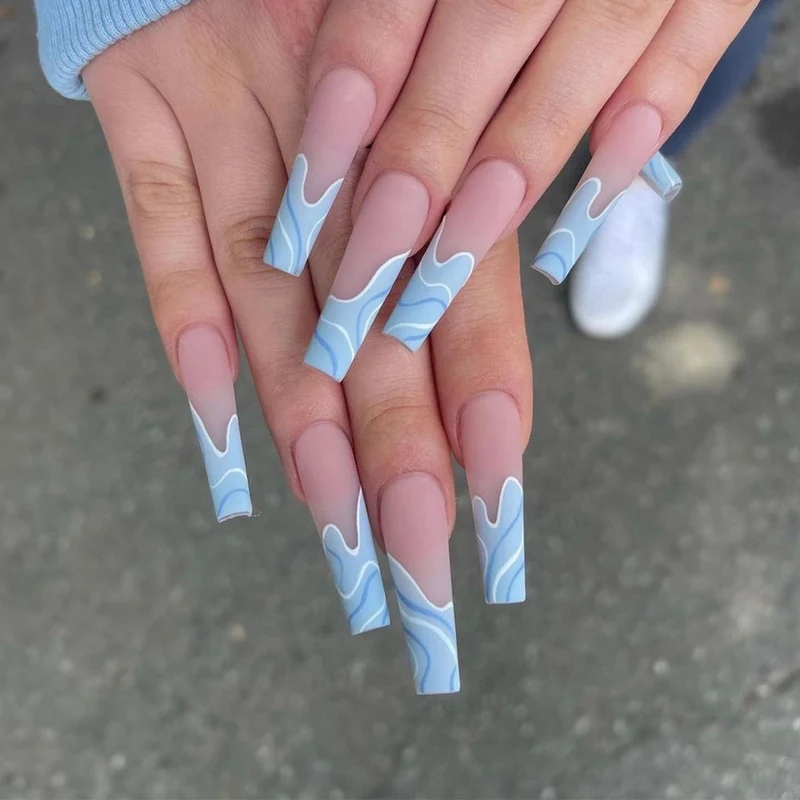Künstliche Nagelverlängerungen mit Wellen-Design Karnz