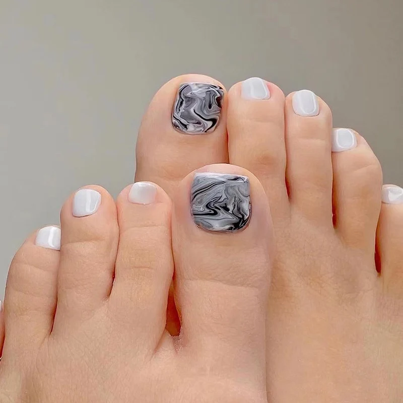 Kunstvolle Fußnagelkunst im eleganten Marmor-Design Karnz