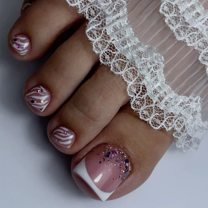 Kunstvolle Fußnagelgestaltung mit glamourösen Akzenten Karnz