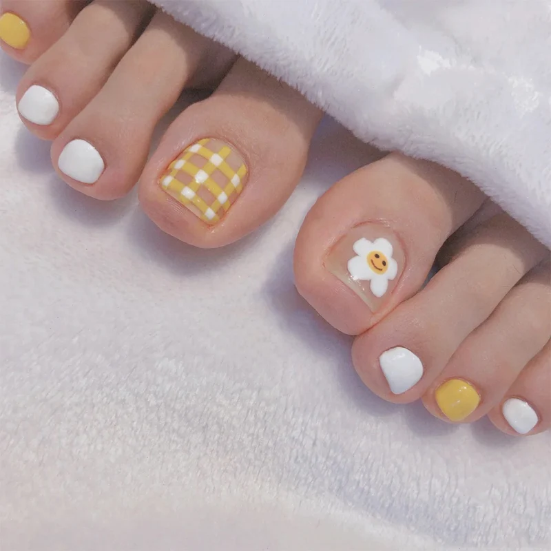 Kunstvolle Fußnagelgestaltung mit fröhlichen Blumenmotiven Karnz