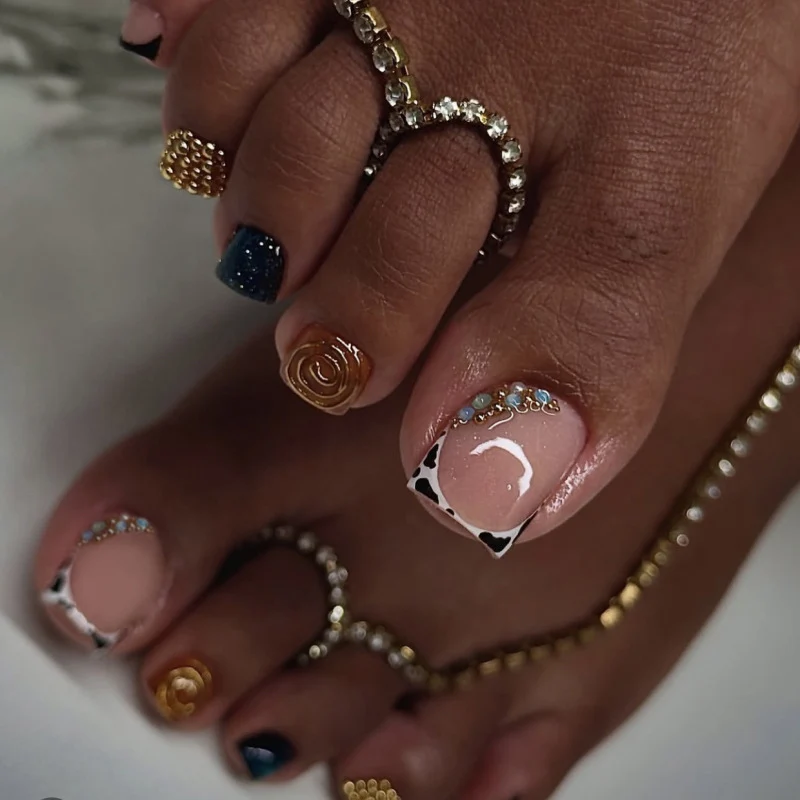 Kunstvolle Fußnagelgestaltung mit floralen und glitzernden Akzenten Karnz