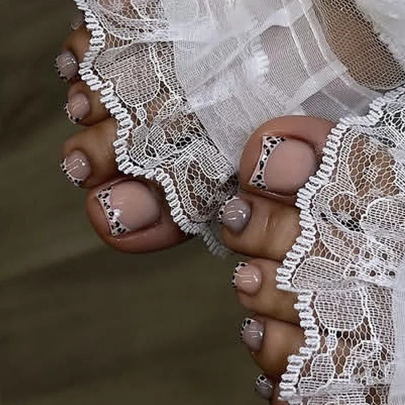 Kunstvolle Fußnagelgestaltung mit eleganten Spitzen Karnz