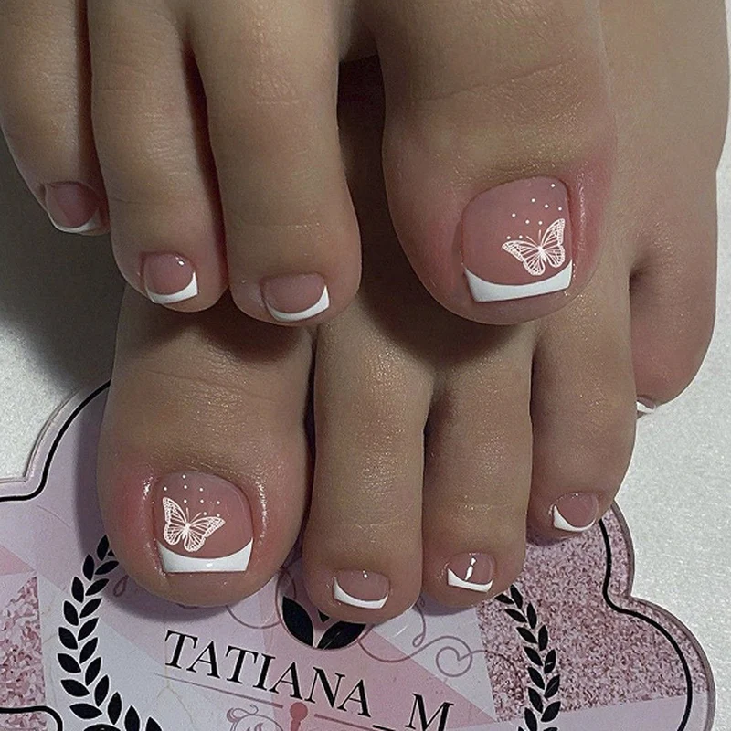 Kunstvolle Fußnagelgestaltung mit eleganten Schmetterlingsmotiven und französischem Design Karnz