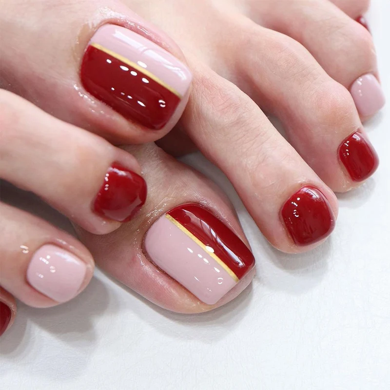 Kunstvolle Fußnagelgestaltung mit eleganten Farbverläufen und Glitzerakzenten Karnz