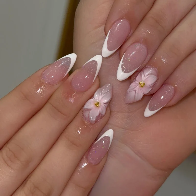 Kunstvolle French-Tip Nagelverlängerungen mit Blumenakzenten Karnz