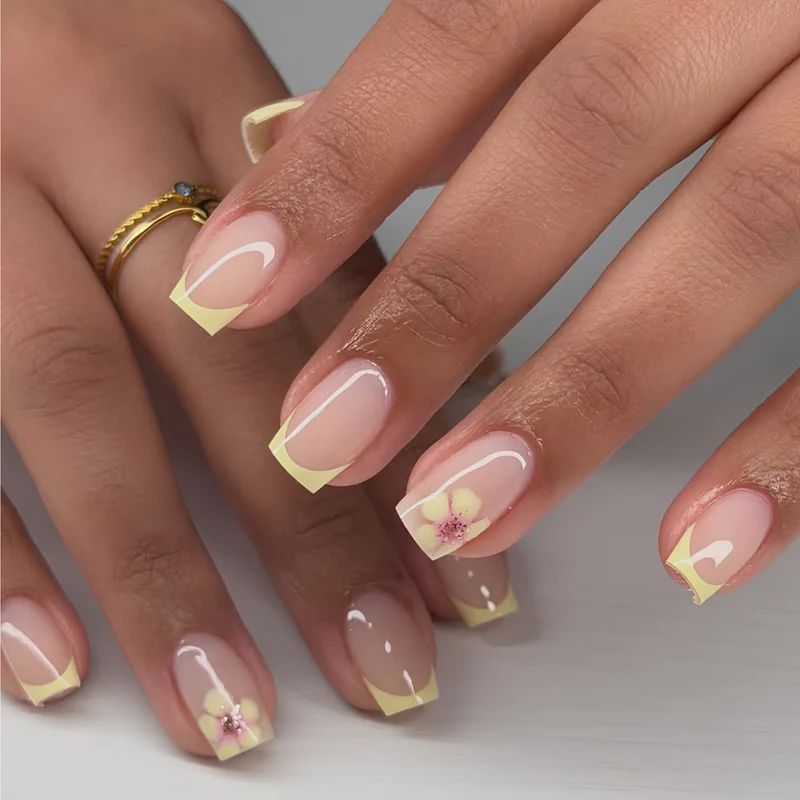 Kunstvolle French-Tip Nägel mit Blumenverzierungen Karnz