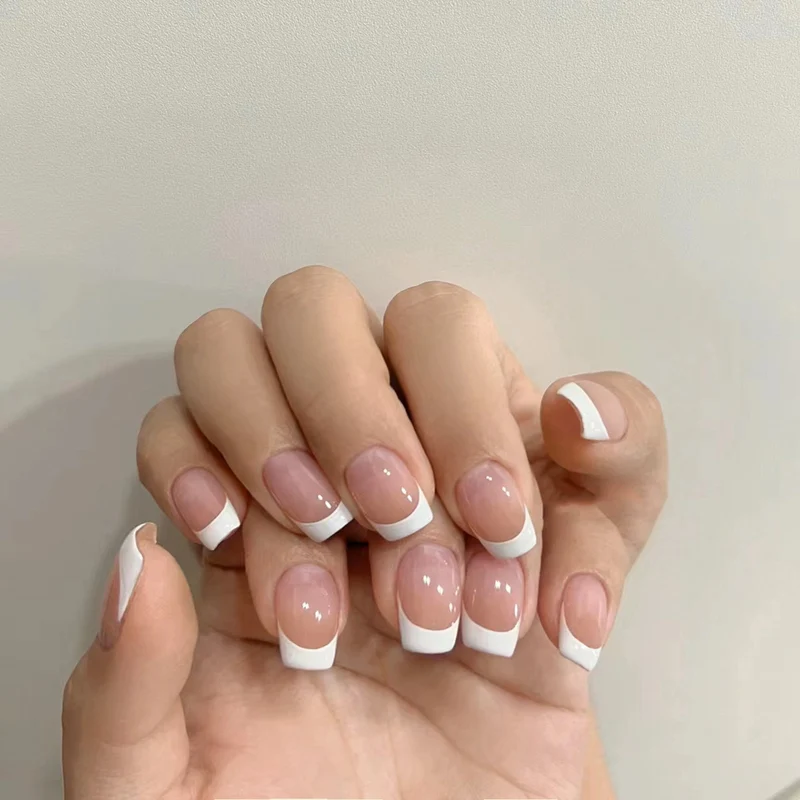Kunstvolle French-Tip Nägel Karnz