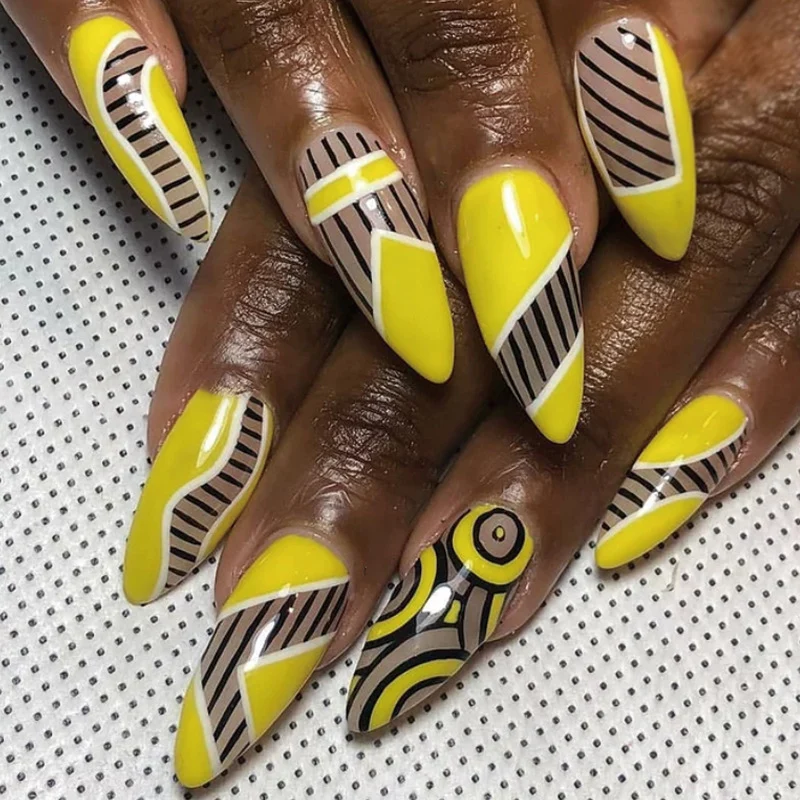 Kunstvolle Fingernägel mit geometrischem Design Karnz