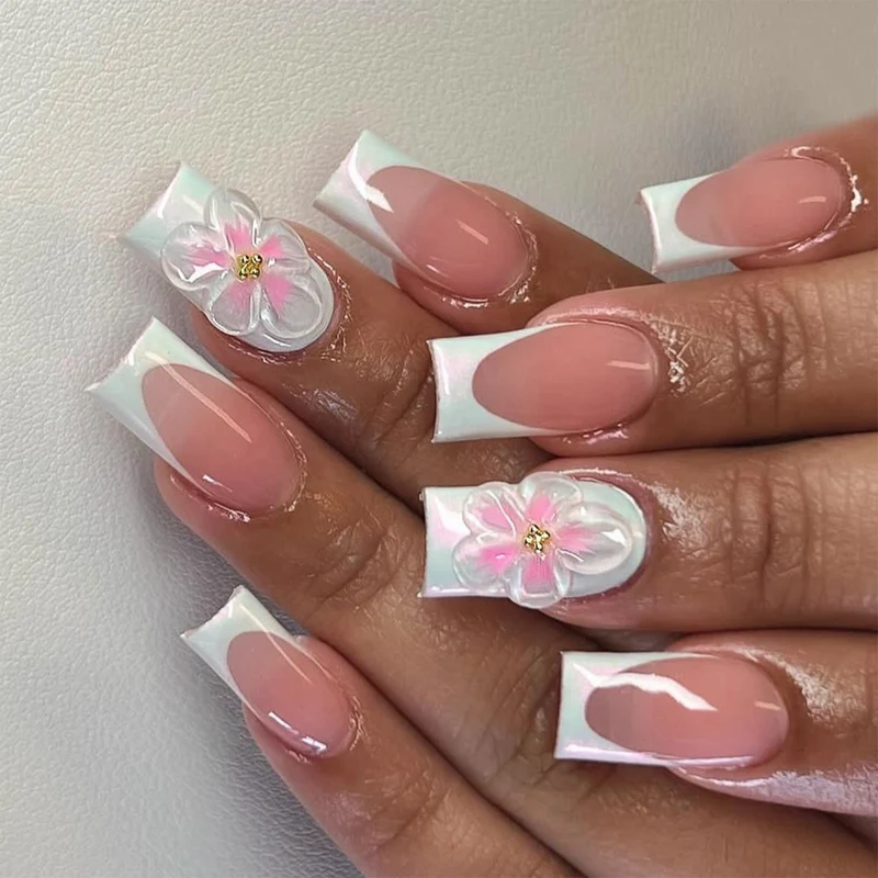 Kunstvolle biologisch abbaubare Nagelverlängerungen mit floralen Akzenten Karnz