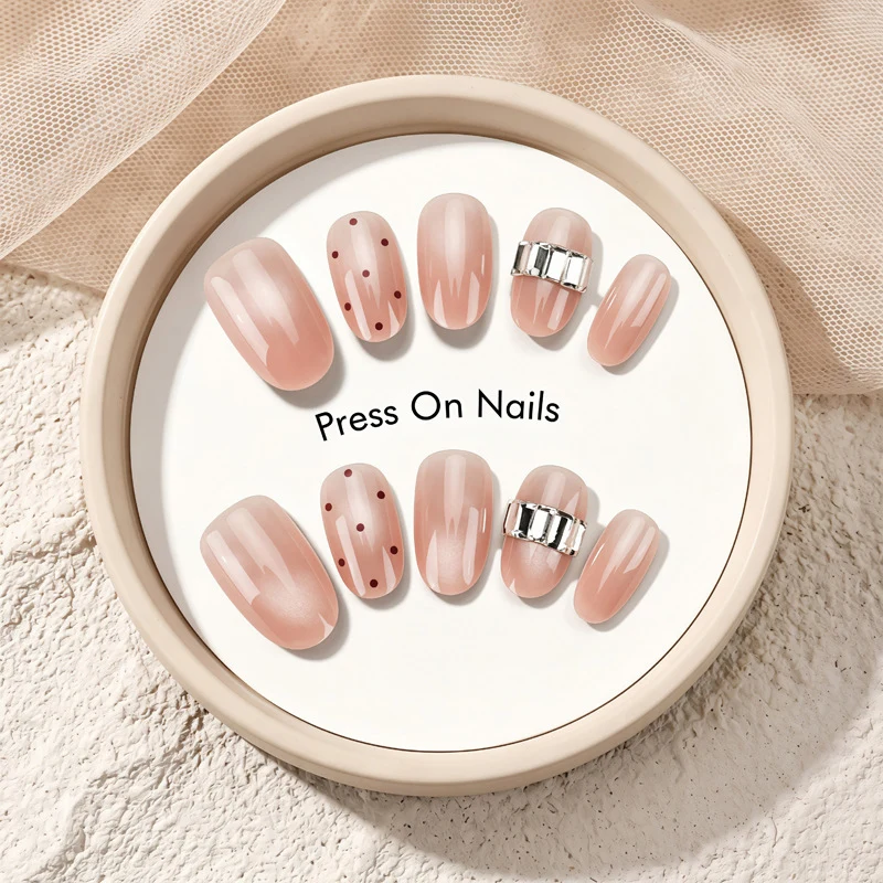 Elegantes Dekoratives Press-On-Nagelset mit Akzenten Karnz