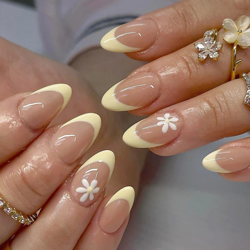Elegante mandelförmige Nagelkunst Karnz