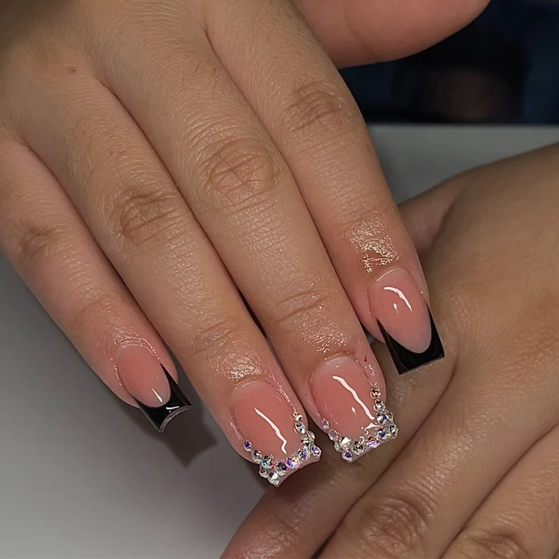 Elegante Acryl Press-On Nägel mit glamourösen Strassakzenten Karnz