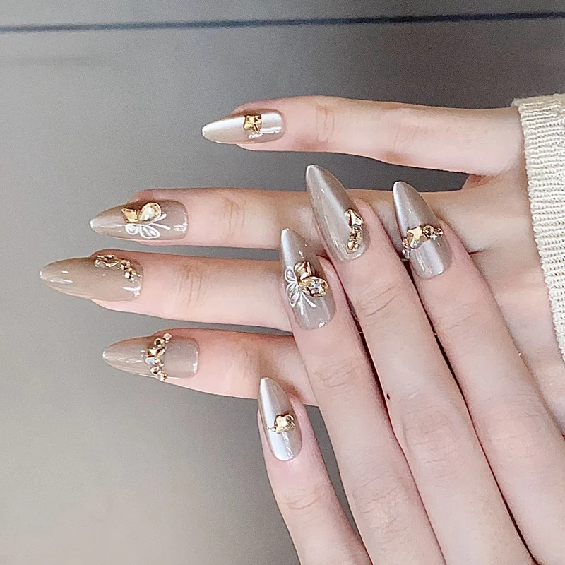 Dekorative Stiletto Press-On Nägel mit Edelstein- und Blumenakzenten Karnz