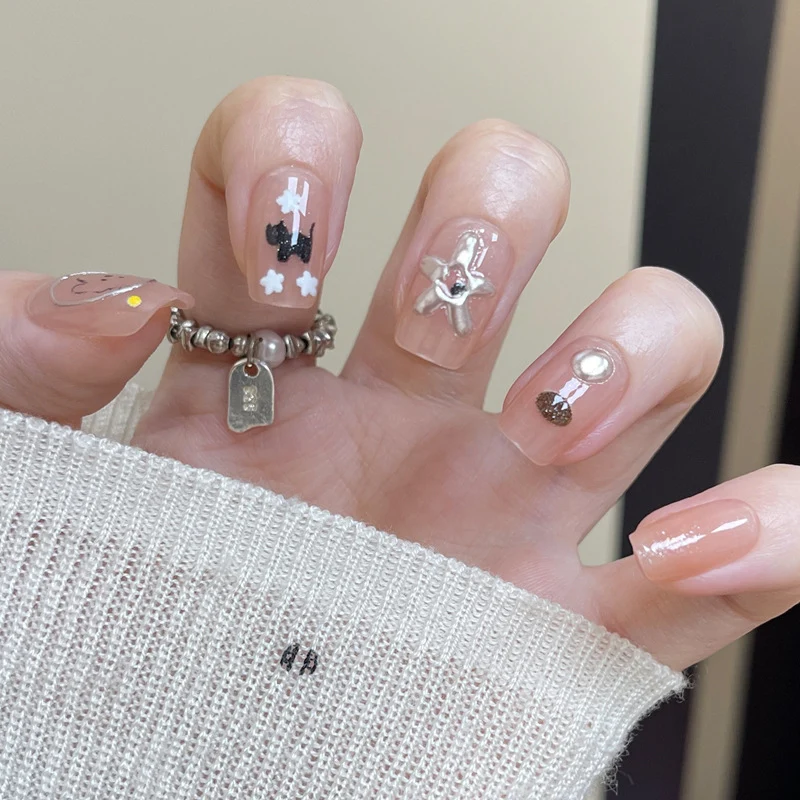 Dekoratives Press-On-Nagelset mit einzigartigen Designs Karnz