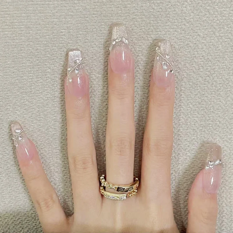 Dekorativer Press-On Nagelset mit Glitter und Strassakzenten Karnz