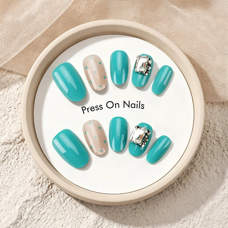 Dekorativer Press-On Nagelset mit eleganten Akzenten Karnz